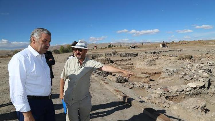 Başkan Çelik Kültepede kazı çalışmalarını takip etti