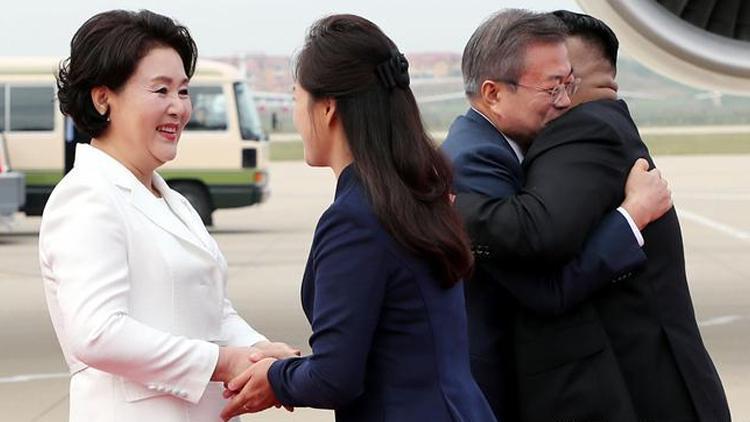 Kuzey Kore ve Güney Kore kucaklaştı