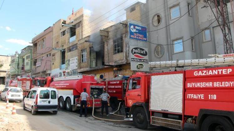 Gaziantepte iş yeri yangını; 2 işçi dumandan etkilendi