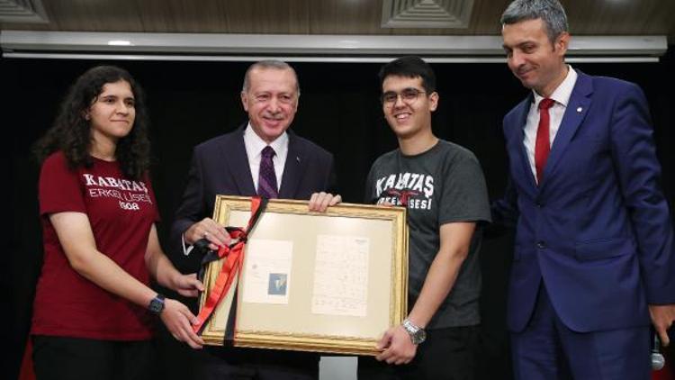 Cumhurbaşkanı Erdoğan okul ziyaretinde söylenen şarkıya eşlik etti