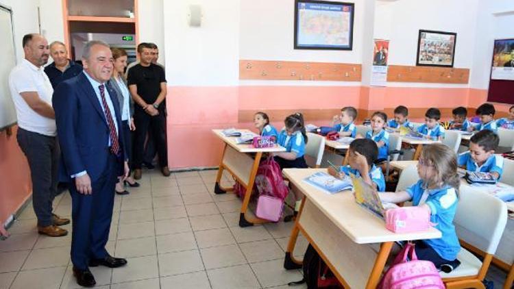 Başkan Böcek, okulları ziyaret etti