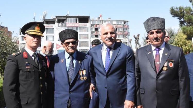 Vali, Kore gazisini evinde ziyaret edip, makam aracıyla törene getirdi