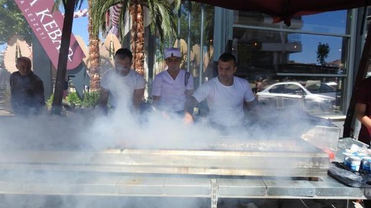 Restoran açılışında sokakta 19 metrelik kebap pişirdiler
