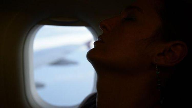 Uçak inerken uyumak kulağa kalıcı hasar verebiliyor