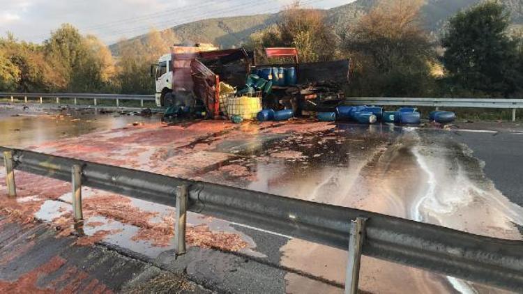 Asit yüklü kamyona çarptı, TEM trafiğe kapandı