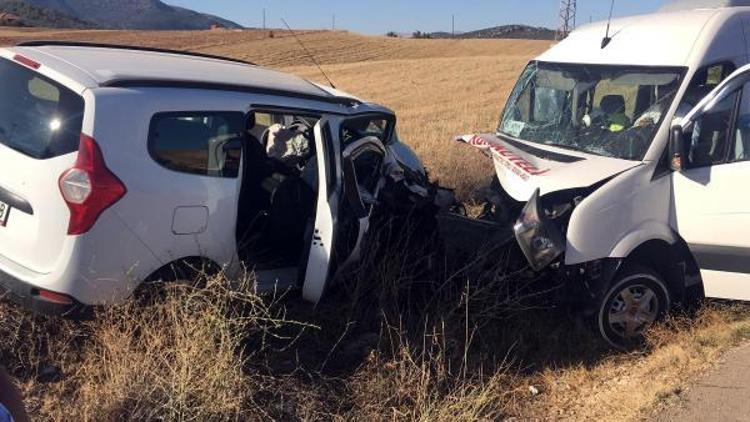 Antalyada minibüsle hafif ticari araç çarpıştı: 16 yaralı