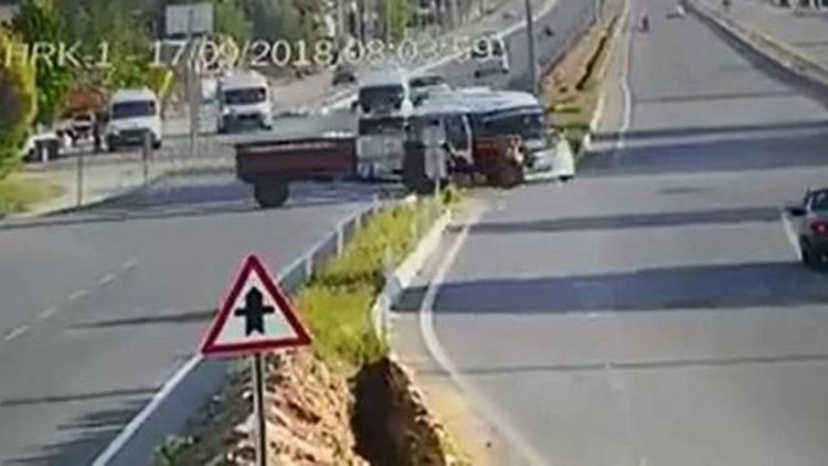 İşçi servisinin traktöre çarptığı kaza kamerada