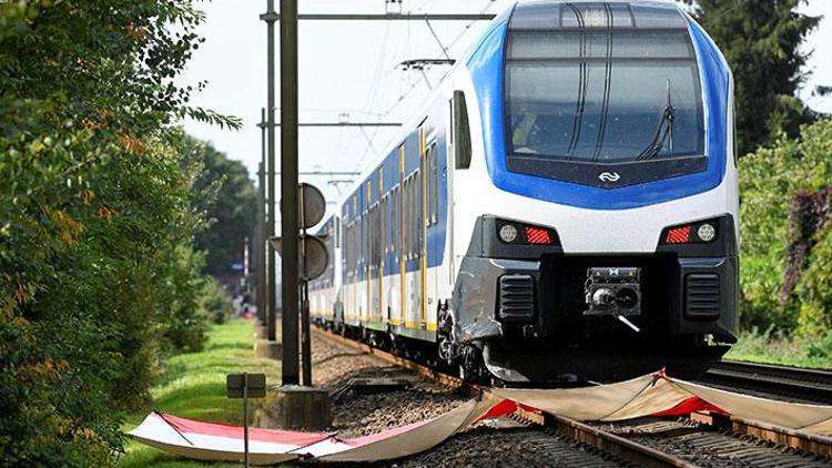 Hollanda’da tren faciası.. Hemzemin geçitte çocuklara çarptı