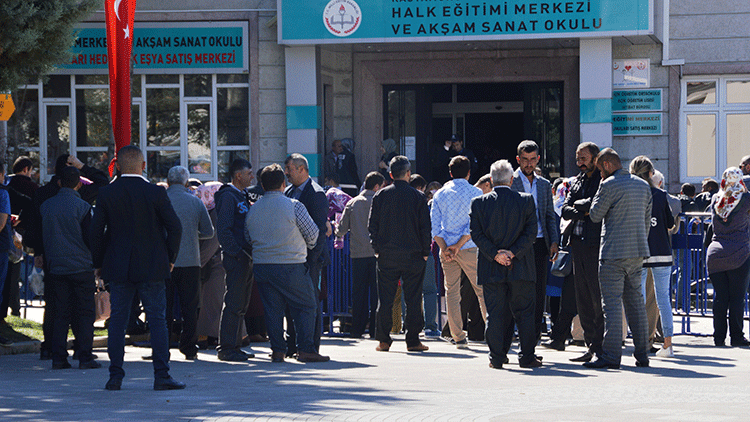 İŞKUR’a başvurmak isteyen vatandaşlar kalabalık oluşturdu