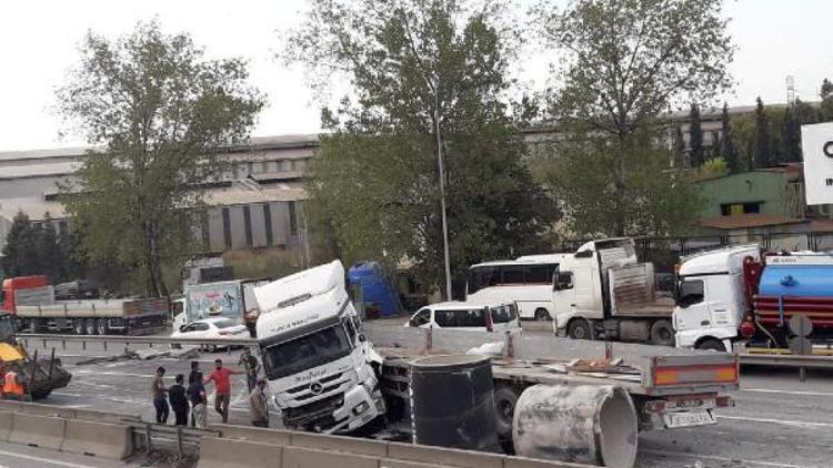 Kaza yapan TIRdan düşen beton borular, yolu kapattı