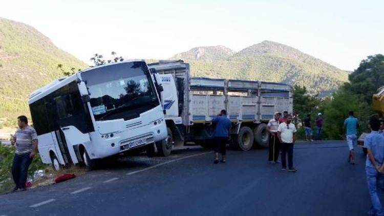 Kamyon servise çarptı; kardeş 3 öğrenci yaralandı