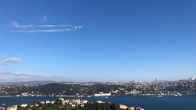 /ek fotoğraf// İstanbul semalarında Türk Yıldızları, THY uçağı ve F-16 birlikte uçtu