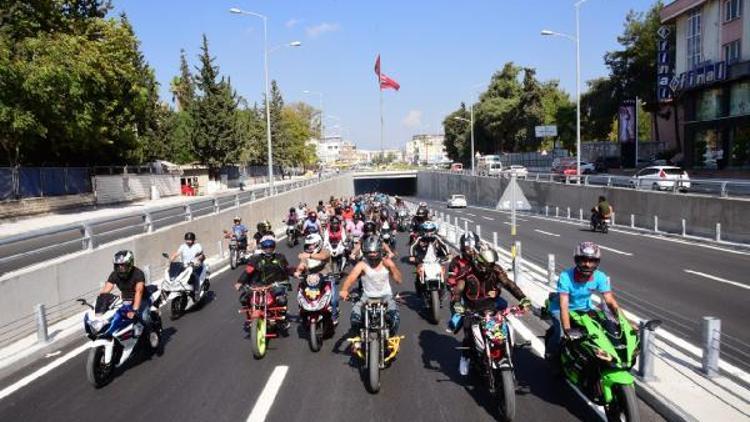 Motosiklet tutkunları şehir turu attı
