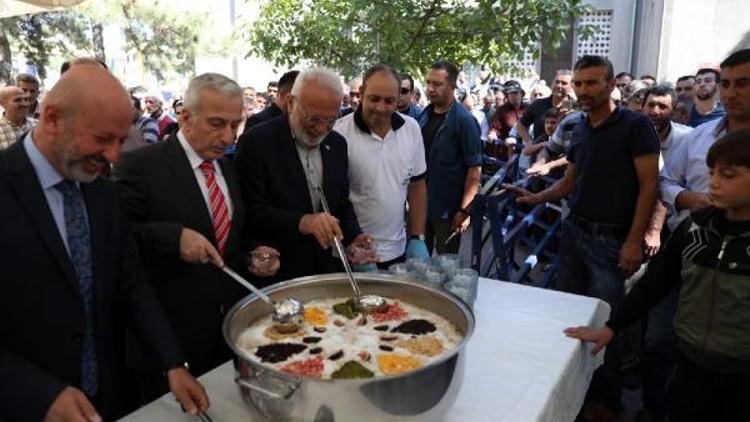 Kocasinan Belediyesi vatandaşlara aşure dağıttı