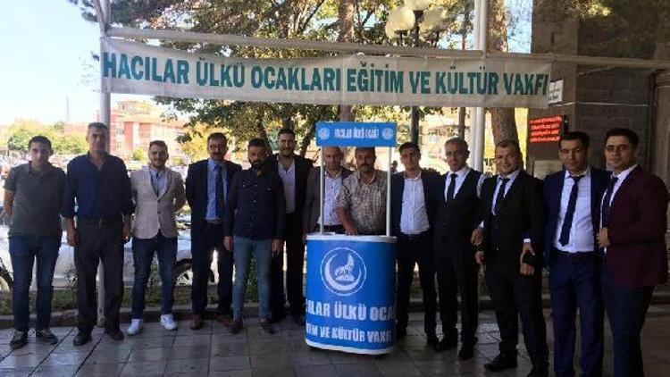 Ülkü Ocakları aşure dağıttı