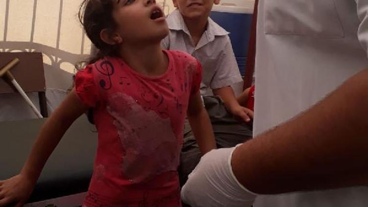 Bayramlaşmadan dönen Suriyeli çocuklara aşı yapılıyor
