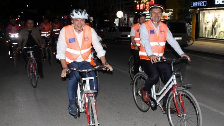 Başkanlar bisiklete bindi