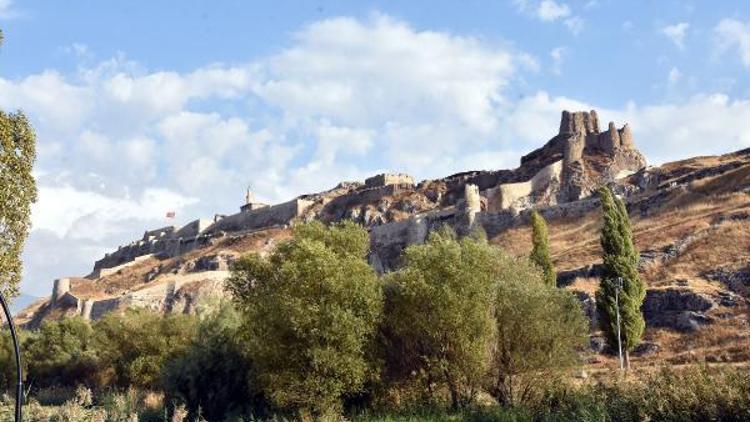 Urartu kadın mezarından bilezik ve takı eşyaları çıktı