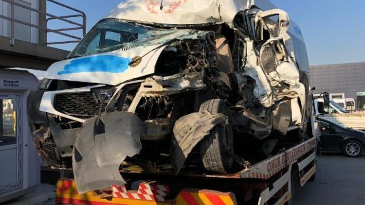 Servis minibüsü kamyonete çarpıp devrildi: 7 yaralı