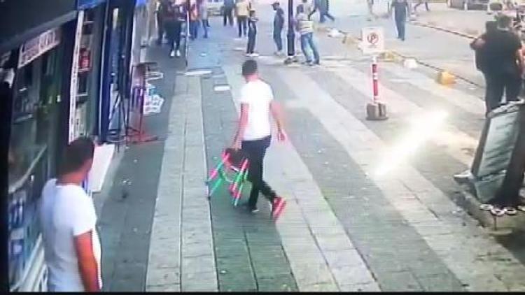 Kadıköyde sokak lambasının bir kişinin başına düşme anı kamerada