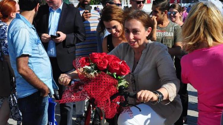 AB Türkiye Delegasyonu Başkanının eşi İzmirde bisiklete bindi