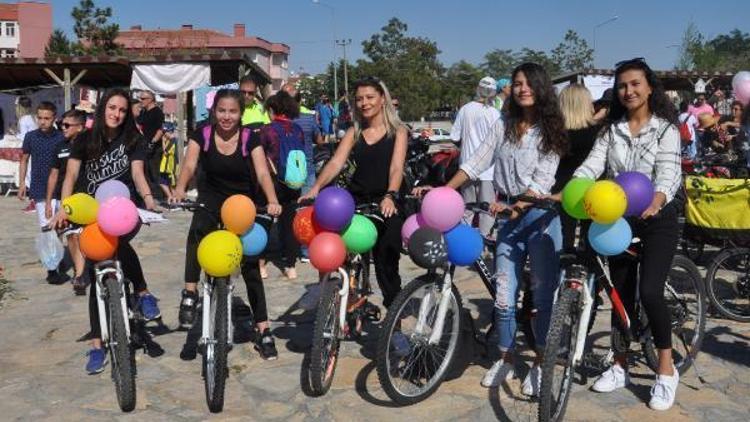 Afyonkarahisarda süslü kadınlar pedal çevirdi