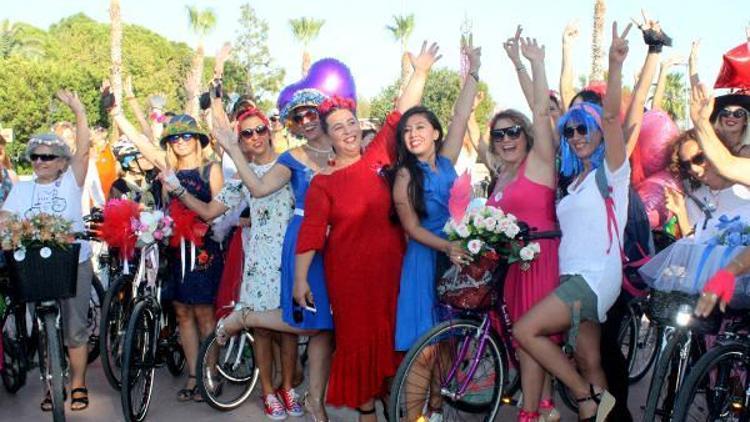 Antalyanın süslü kadınları bisiklet turunda