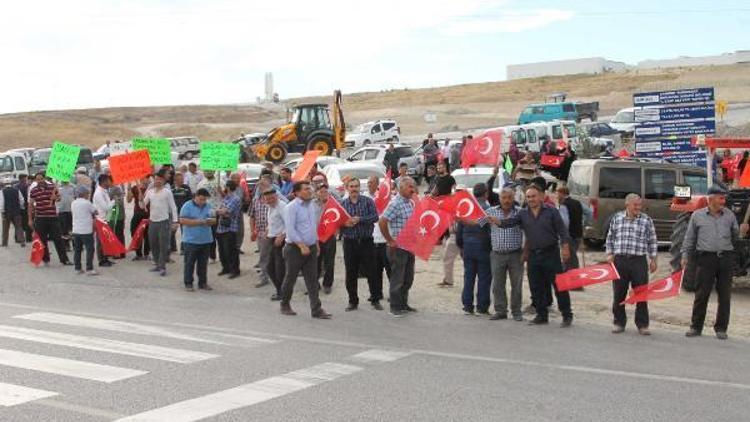 Köylüler Çankırı- Ankara Karayolunu trafiğe kapattı