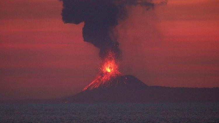 Anak Krakatau Yanardağı faaliyete geçti