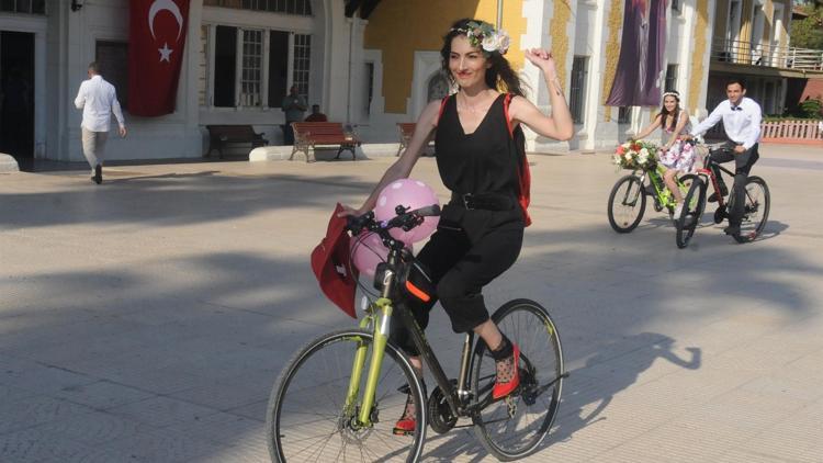Adana’da ’Süslü kadınlar bisiklet turu’