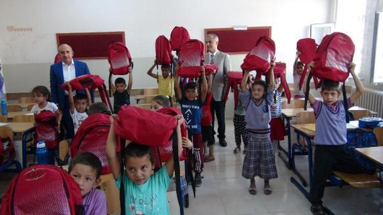 Kilis’te, öğrencilere çanta hediyesi