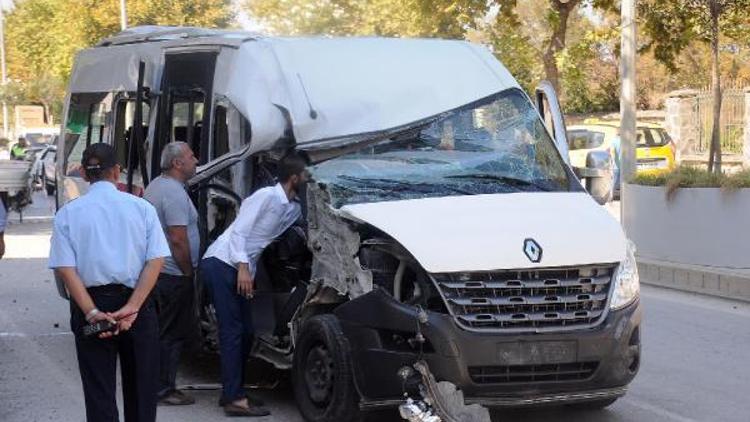 Yalova’da minibüs kamyonete çarptı: 8 yaralı