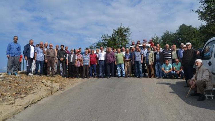 Tabiat parkı yakınındaki çöp depolama alanına tepki için yolu kapattılar