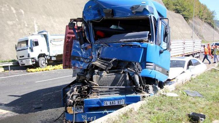 TIR, kamyon ve otomobilin karıştığı kazada, kavunlar yola düştü