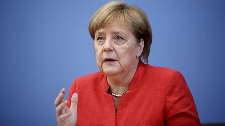 Merkel özür diledi koalisyon kurtuldu
