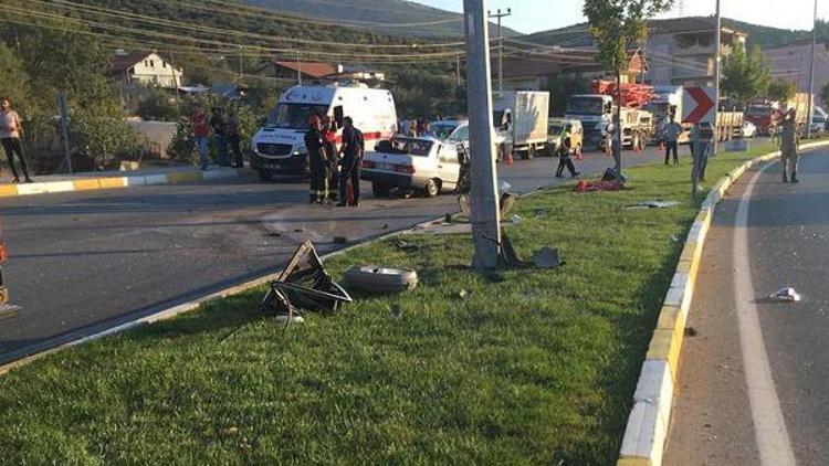 Otomobil direğe çarptı: 1 ölü, 2si çocuk 4 yaralı