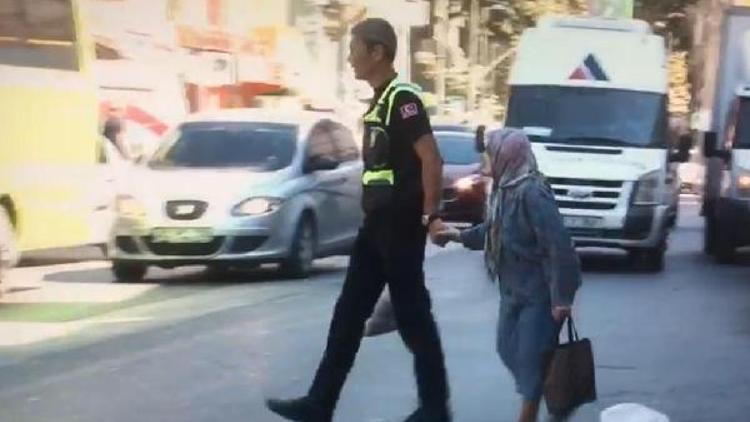 Polis yaşlı kadının karşıya geçmesine yardımcı oldu