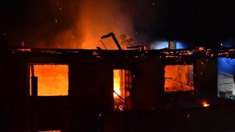 İki katlı ev ve bir ton tütün yangında kül oldu