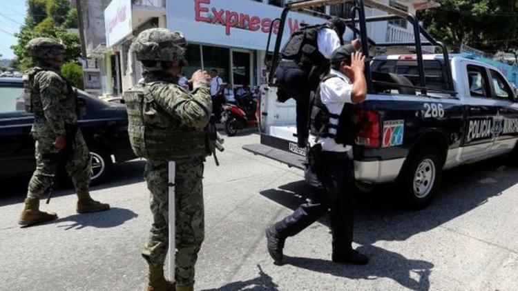 Acapulcoda tüm polis memurlarının silahlarına el kondu