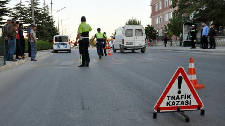 Yolun karşısına geçmek isterken kamyonet çarptı