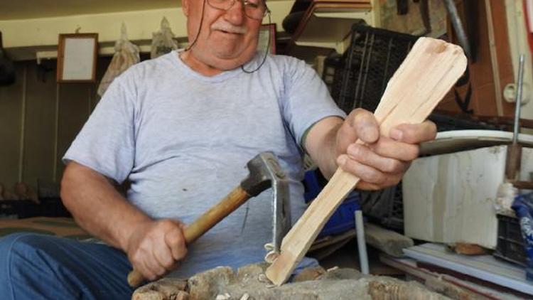 Babasının vasiyeti üzerine 20 yıldır tahta kaşık yapıyor