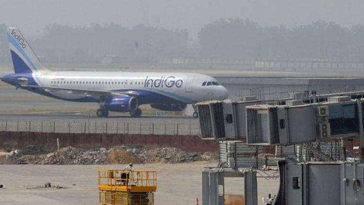 Hindistanda telefonunu şarj etmek için kokpite girmeye çalışan yolcu uçaktan atıldı