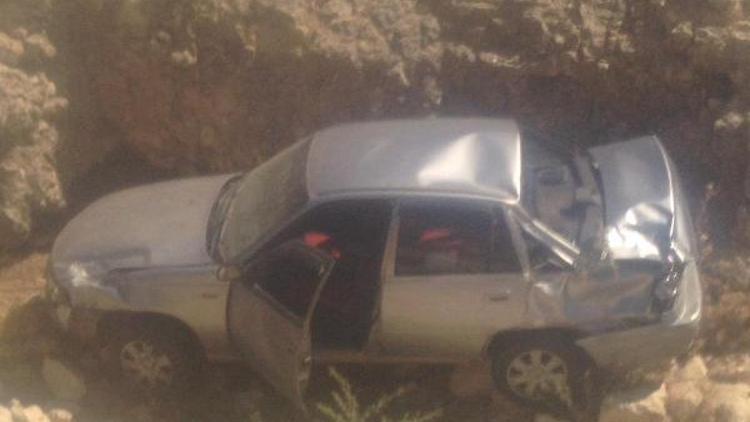 Besni’de otomobil devrildi, sürücü yaralandı