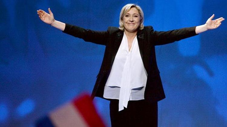 Le Pen’in partisine ‘hayali danışman’ cezası