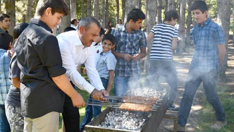 Tunceli Valisi Sonelden engelli çocuklara mangal partisi