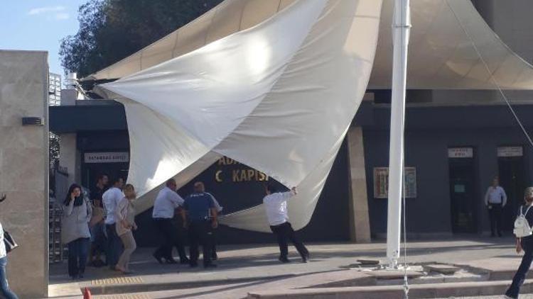 İzmirde fırtına tenteyi kopardı, 1 kişi yaralandı