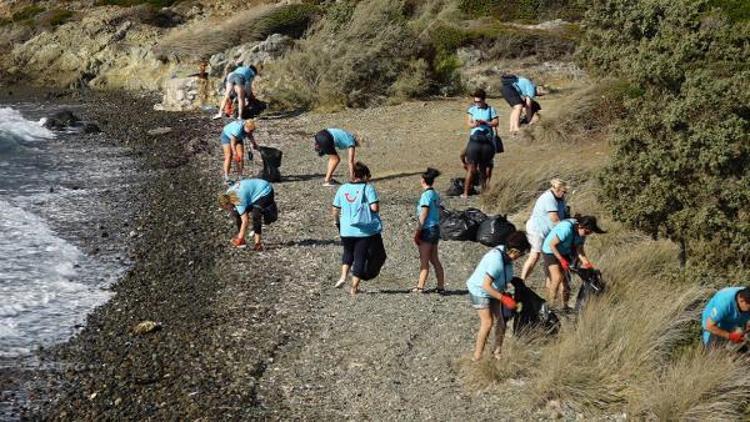 Marmariste yabancı tur rehberleri sahil temizliği yaptı