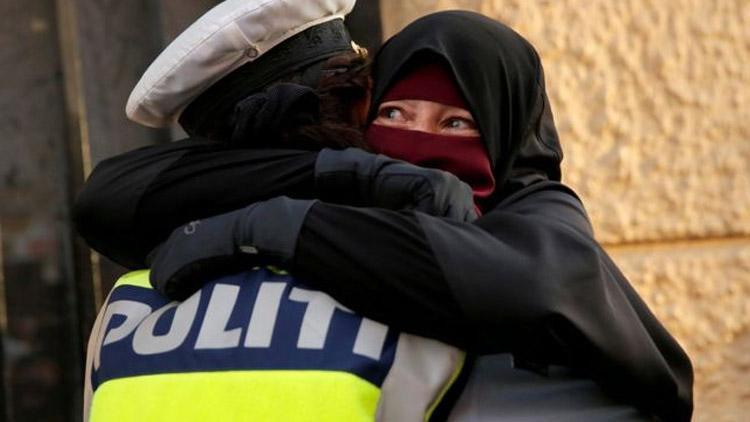 Burkalı protestocuya sarılan kadın polis soruşturuluyor