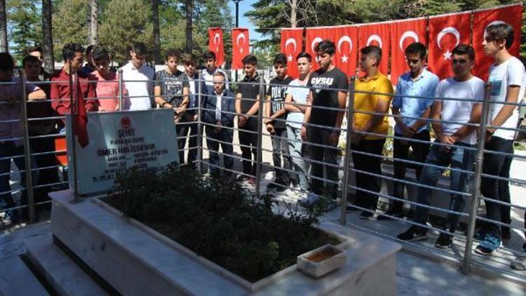 Ak Gençlerden 15 Temmuz kahramanı Halisdemirin mezarına ziyaret