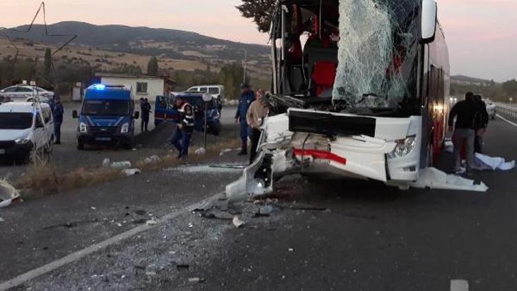 Yolcu otobüsü kamyona çarptı: 1 ölü, 25 yaralı